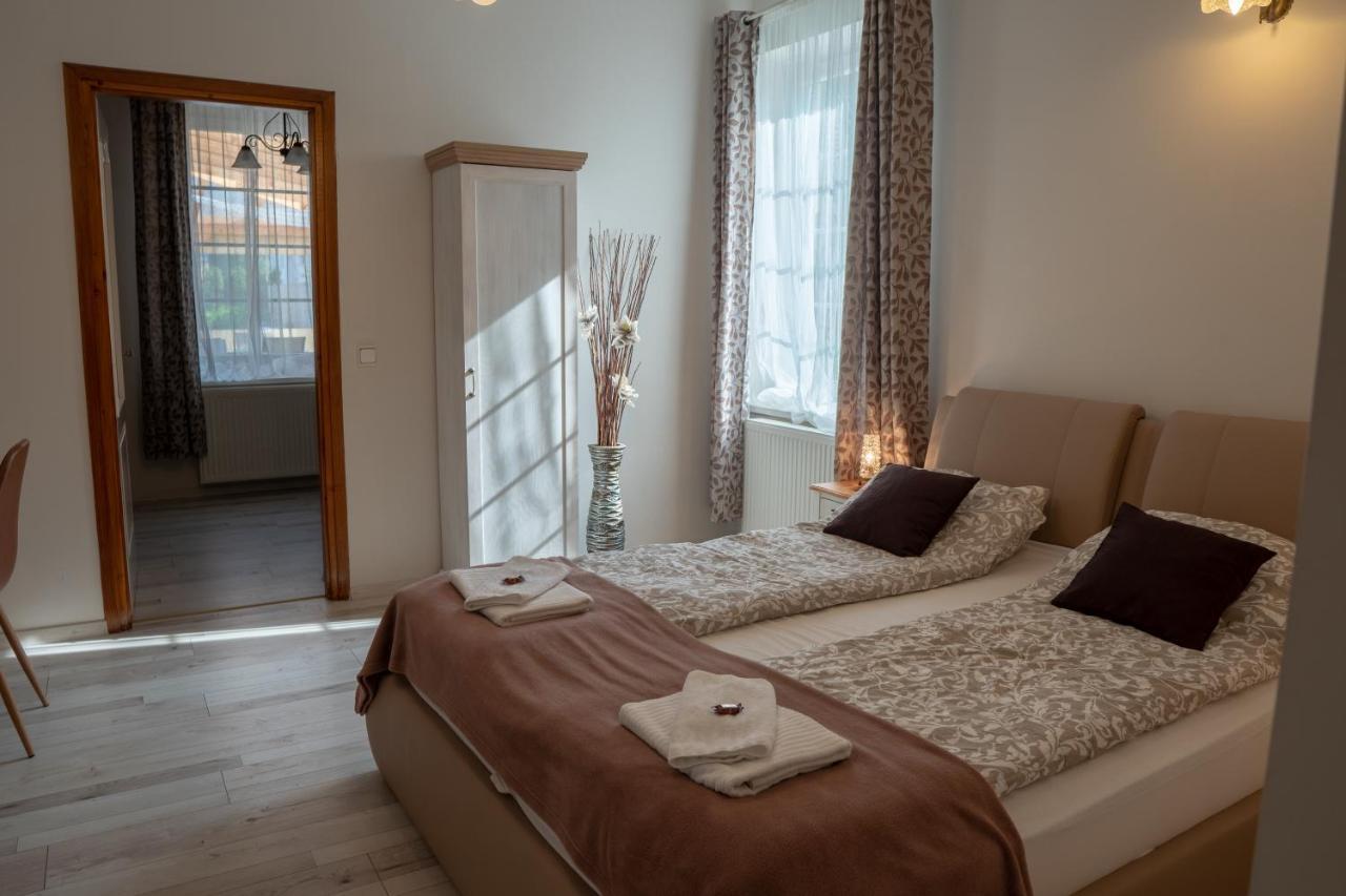 F57 - Frankó Családi Panzió Balatonlelle Exterior foto