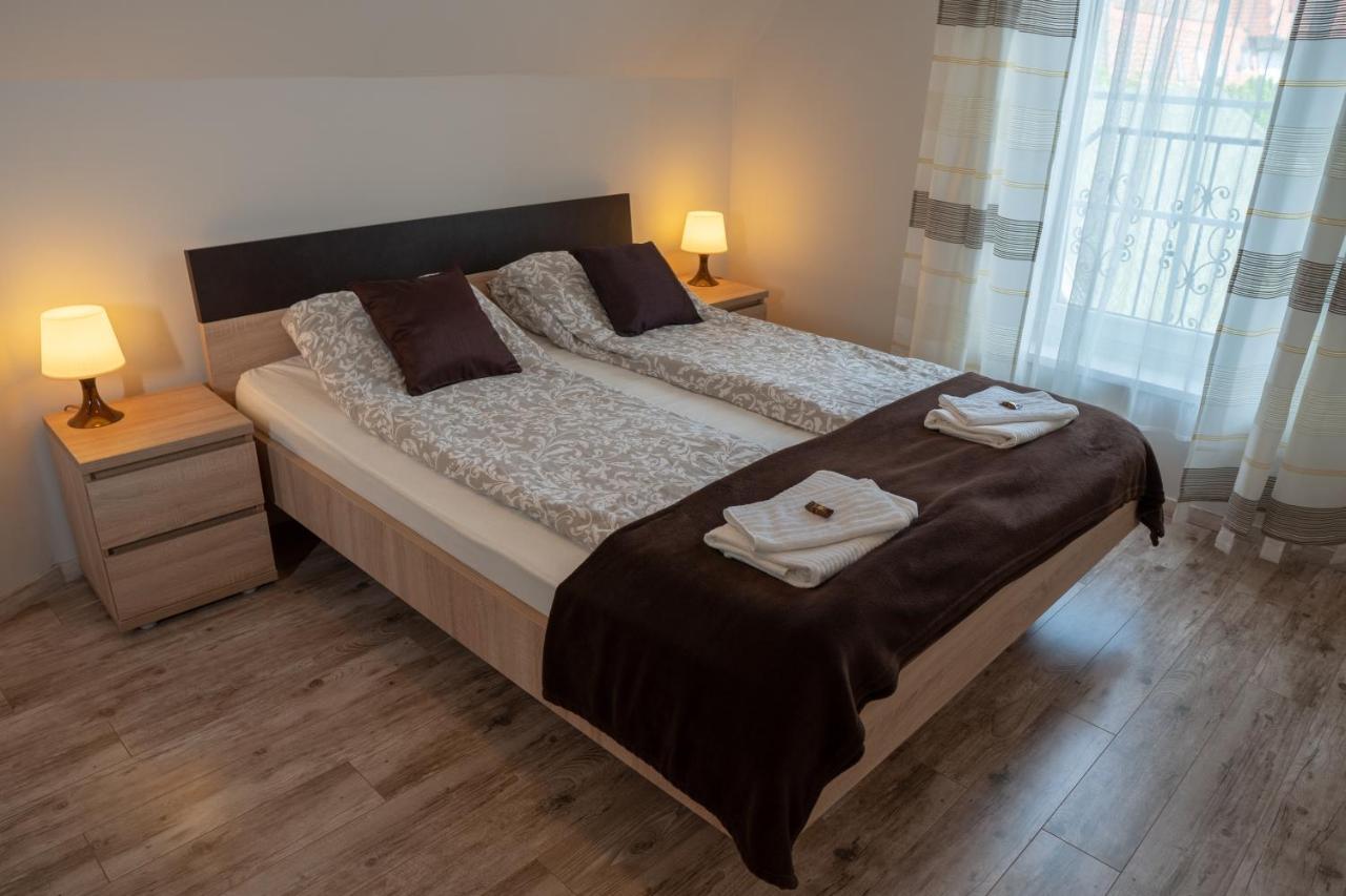 F57 - Frankó Családi Panzió Balatonlelle Exterior foto